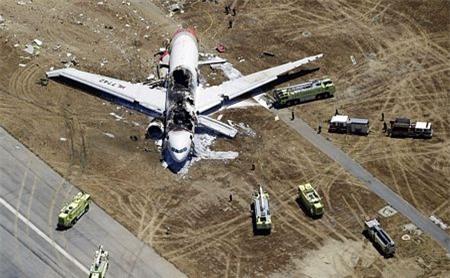 Chiếc Boeing 777 bị tai nạn nhìn từ trên cao.
