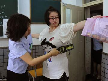 Cấm nữ sinh mặc áo lót có gọng đi thi đại học