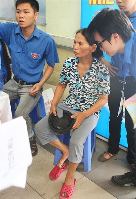 Các TNV hỏi thăm tình hình và thông tin của mẹ con cô Phan Thị Mừng và bàn hướng xử lý.