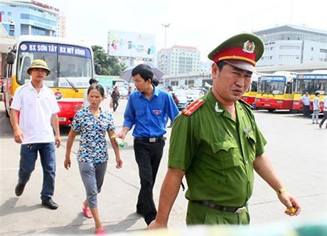 Lực lượng công an, tình nguyện viên được huy động để tìm thông tin về thí sinh Đỗ Thị Kim Ngân.