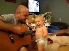 Em bé nhắng nhít khi bố đánh Guitar