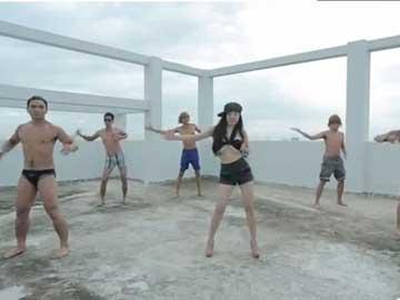 Bà Tưng lại tung clip mặc bikini nô đùa cùng 'một đàn' trai lạ