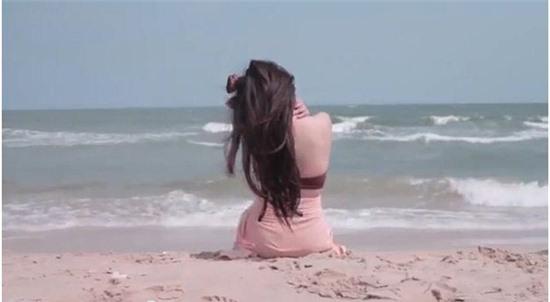 Bà Tưng lại tung clip mặc bikini nô đùa cùng 'một đàn' trai lạ 3