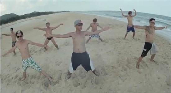 Bà Tưng lại tung clip mặc bikini nô đùa cùng 'một đàn' trai lạ 5