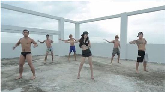 Bà Tưng lại tung clip mặc bikini nô đùa cùng 'một đàn' trai lạ 9