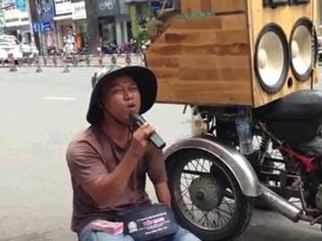 Clip ca sĩ tật nguyền bán vé số hút dân mạng