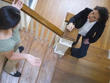 Mẹ chồng đuổi đánh con dâu vì tội… thích đi làm