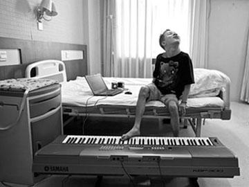 Thiên tài âm nhạc bị bại não, chơi piano bằng chân