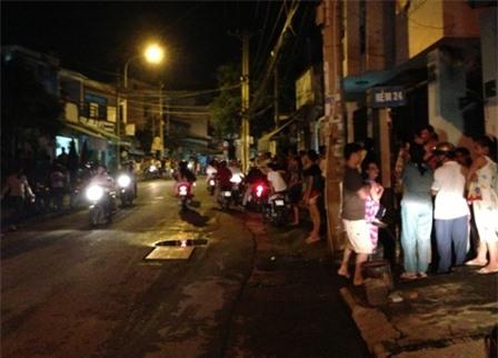 Người dân vây kín hiện trường theo dõi vụ việc