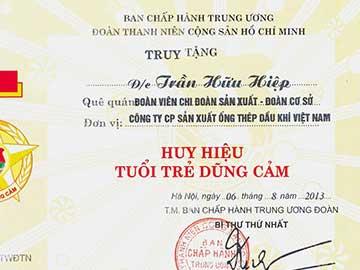 Truy tặng Huy hiệu Tuổi trẻ dũng cảm cho 