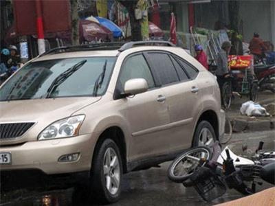 “Kiều nữ” chạy Lexus tông chết người rồi bỏ trốn