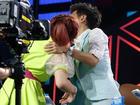 Lâm Chí Dĩnh bị fan nữ cưỡng hôn trên sân khấu