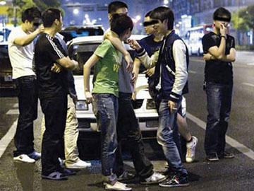 Thanh niên Trung Quốc điên cuồng chạy theo mốt “đọ bố”