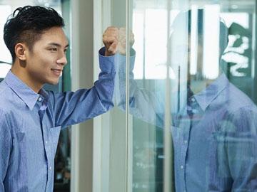 Gửi quý cô kiêu kì, quý ông T.T.B và chàng thanh niên mức lương đáng nể