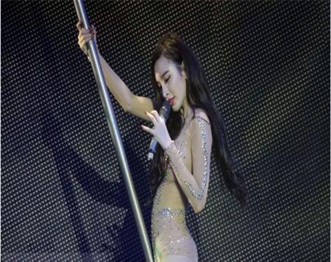 Angela Phương Trinh bị cấm biểu diễn trên toàn quốc