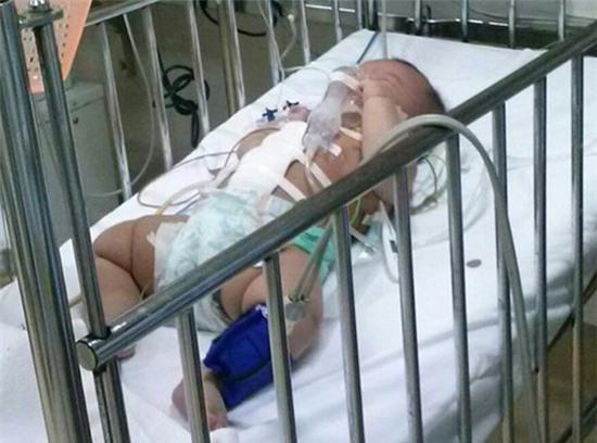 Lời kể rùng rợn của hàng xóm khi thấy ruột cháu bé rơi ra ngoài 3