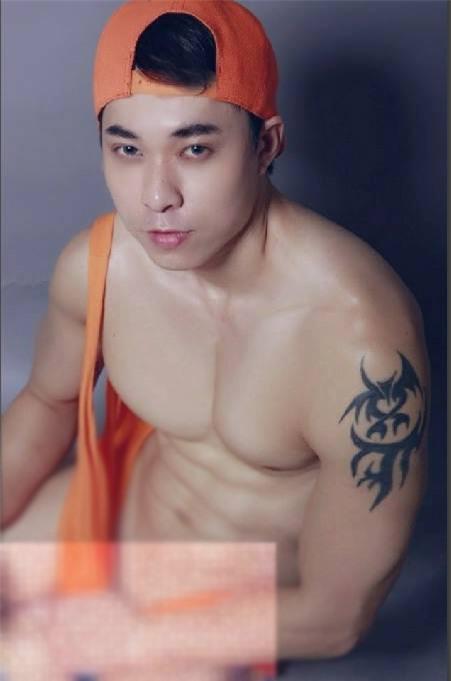 shock-voi-bo-anh-mau-nam-co-tinh-de-lo-vung-nhay-cam