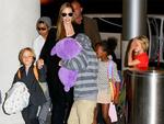 Gia đình Angelina Jolie huyên náo tại sân bay