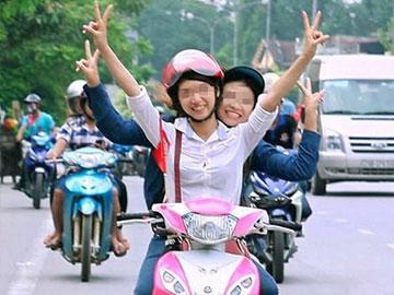 Hết hồn thiếu nữ đi xe máy buông cả hai tay tạo dáng