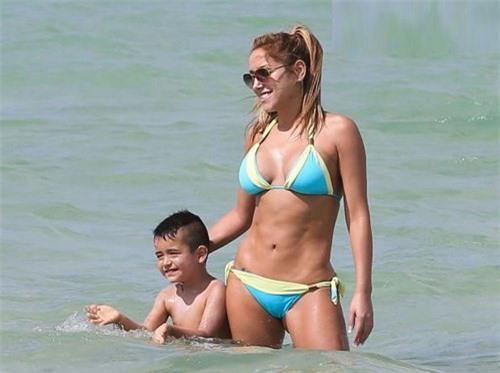 Maria Teresa Matus, vợ yêu của sao Juve Vidal được chú ý hơn từ mùa hè này sau khi hình ảnh cô mặc bikini bốc lửa trong kỳ nghỉ hè với chồng con tại Mỹ