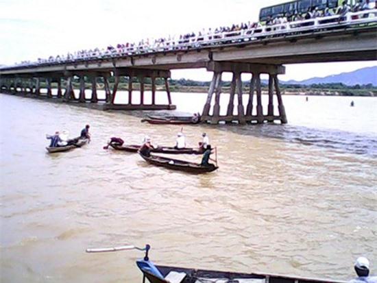 Hai chàng trai nhảy xuống sông để chứng minh tình yêu với 1 cô gái