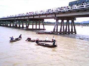 Hai chàng trai nhảy xuống sông để chứng minh tình yêu với 1 cô gái