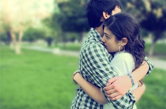 Xong Vui mừng đoàn tụ cô gái bị bạn trai ôm đến gãy xương sườn