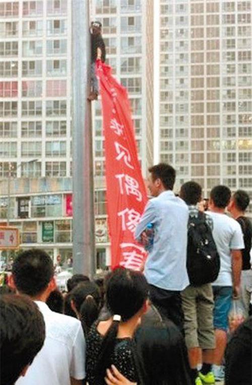 Chàng trai 25 tuổi leo cột điện đòi gặp thần tượng