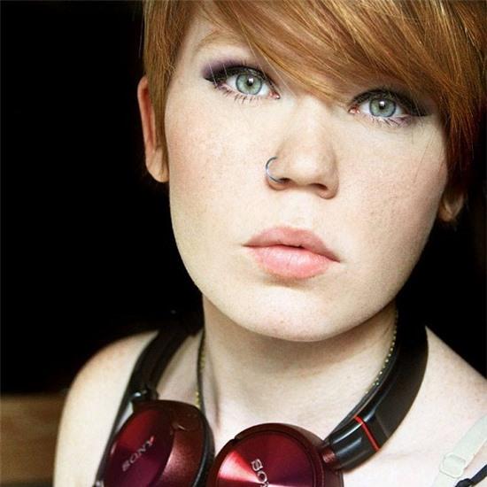 9x thư giản bằng cách vẽ tranh… lên đùi