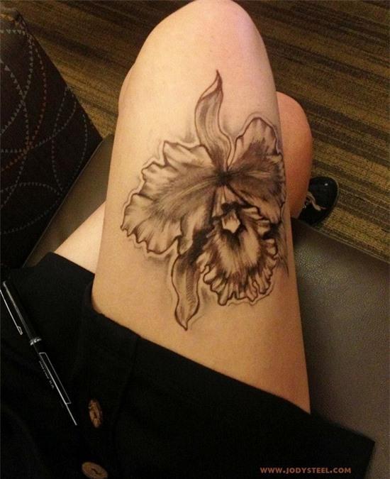 9x thư giản bằng cách vẽ tranh… lên đùi