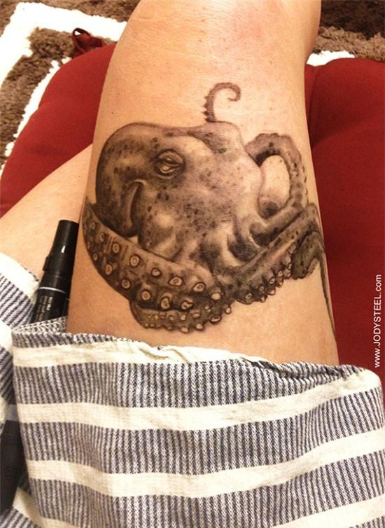 9x thư giản bằng cách vẽ tranh… lên đùi