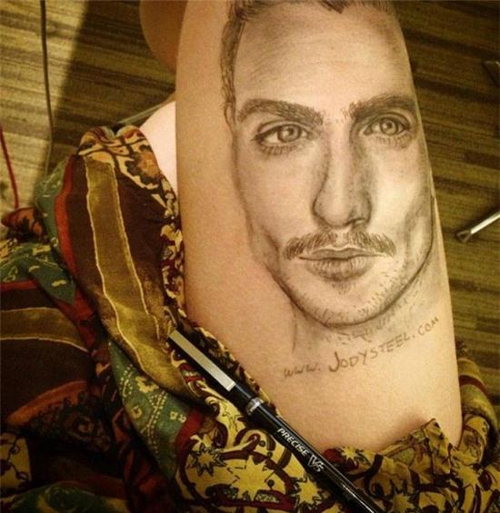 9x thư giản bằng cách vẽ tranh… lên đùi