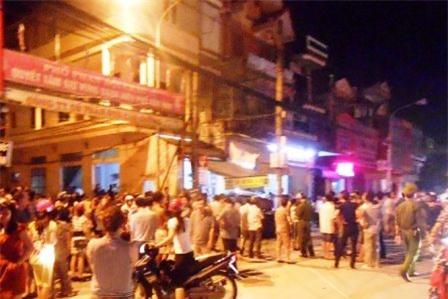 Hàng trăm người dân tập trung xem vụ việc khiến đoạn đường ách tắc.