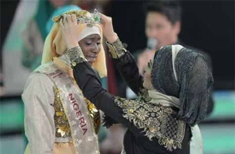 Hoa hậu Hồi giáo Thế giới đăng quang trong nước mắt và trang phục kín bưng