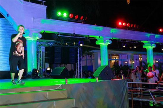 Andrea bất ngờ xuất hiện cổ vũ Yanbi trong liveshow