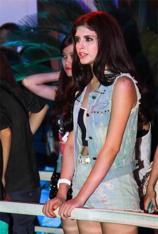 Andrea bất ngờ xuất hiện cổ vũ Yanbi trong liveshow