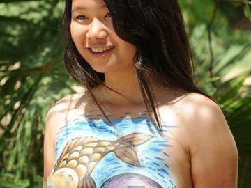 Xuất hiện bức ảnh bán nude body painting táo bạo của Huyền Chip