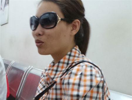 Bệnh nhân chờ khám đau mắt đỏ tại BV Mắt T.Ư. Ảnh: H.Hải