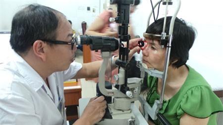 Bệnh nhân chờ khám đau mắt đỏ tại BV Mắt T.Ư. Ảnh: H.Hải
