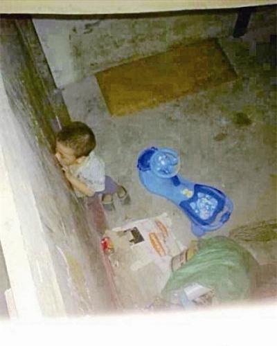 Bé trai 5 tuổi bị bà nội bỏ đói, nhốt nhà kho vì lấy trộm tiền 1