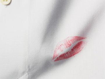 Chồng và vết son môi trên lưng áo