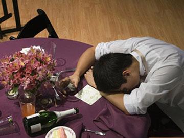Rượu vào hóa thành quỷ dữ trên giường tân hôn