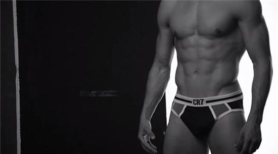 Ronaldo mặc quần lót khoe cơ bắp cuồn cuộn trong quảng cáo mới 1