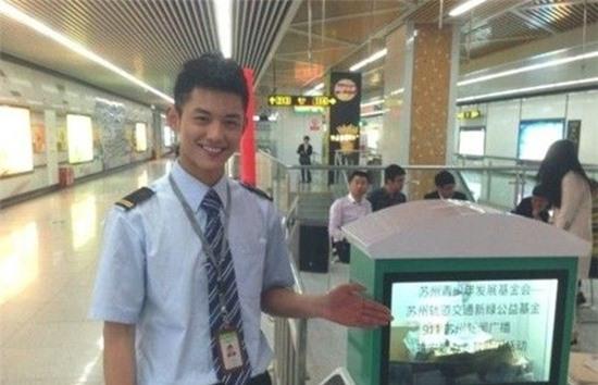 Xôn xao với "Chàng nhân viên tàu điện ngầm đẹp trai nhất Trung Quốc" 2