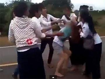 Cảnh tượng nữ sinh dân tộc hỗn chiến như 