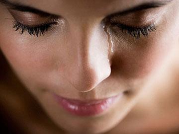 Chồng bắt ngủ đứng suốt đêm tân hôn