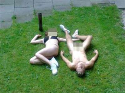 Cặp đôi người Úc ngủ trong trạng thái hoàn toàn khỏa thân.