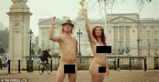 "Lột đồ khỏa thân" - thú vui khó đỡ của các cặp đôi