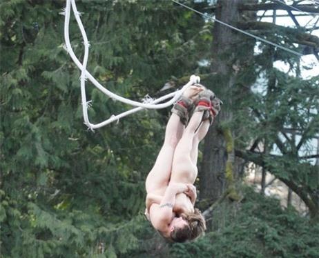 "Lột đồ khỏa thân" - thú vui khó đỡ của các cặp đôi