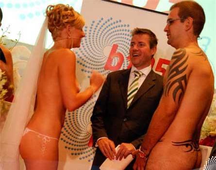 "Lột đồ khỏa thân" - thú vui khó đỡ của các cặp đôi